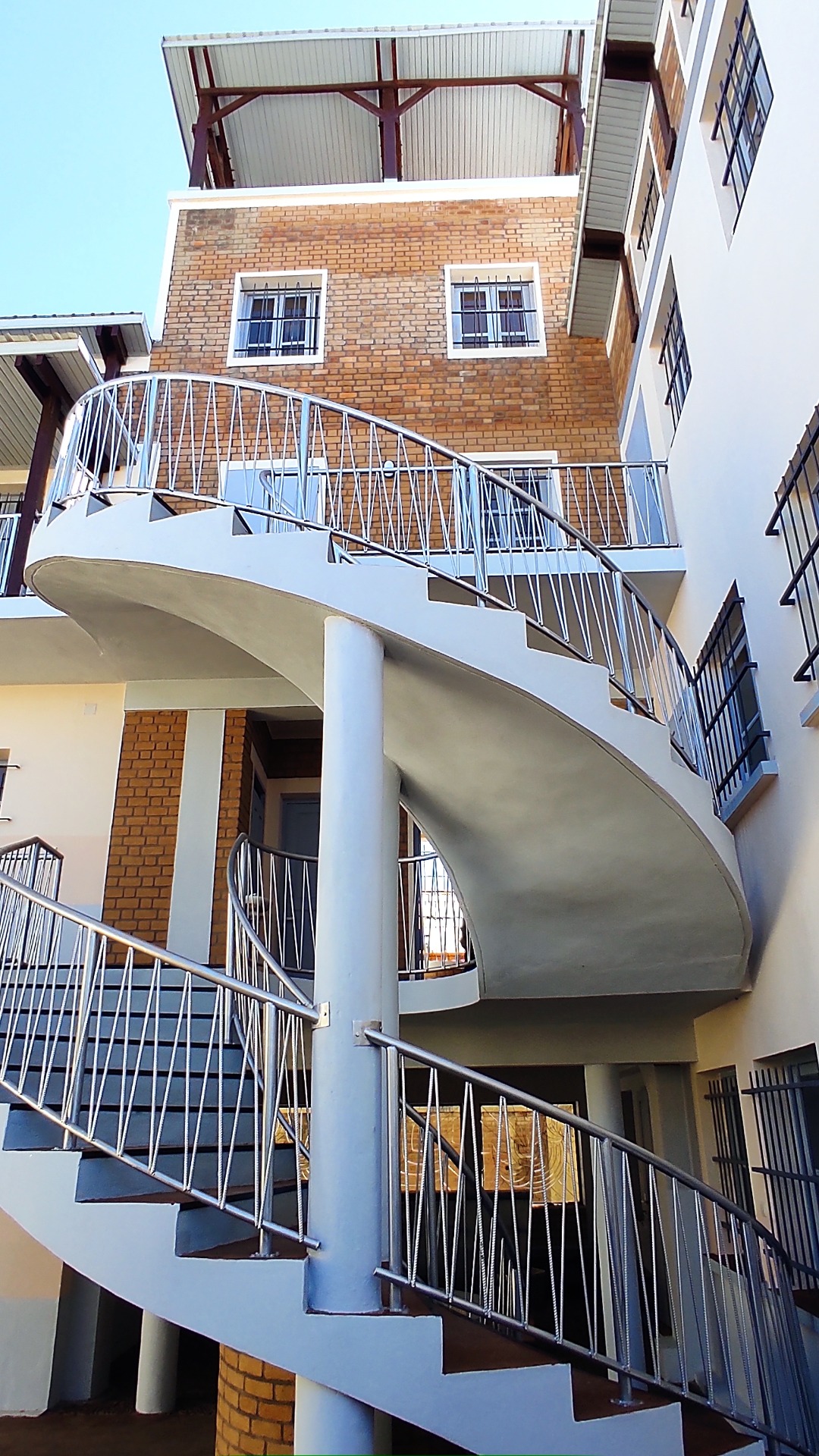 The "half-moon" staircase connects the buildings and facilitates good circulation between the many floors.