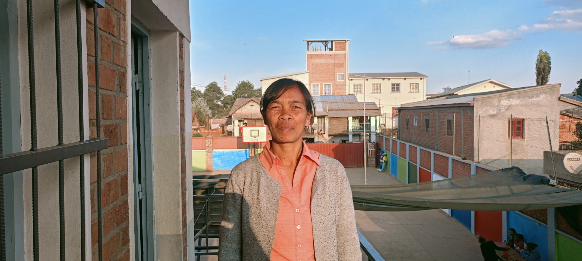 Engelsklærer Voahirana har jobbet på skolen i over 20 år. 